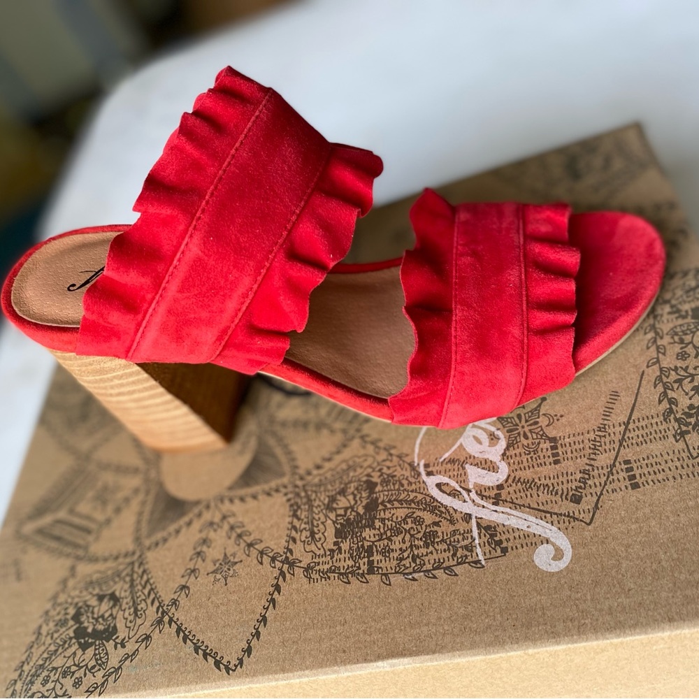 NIB Free People Rosie red suede heels size 36(US 6)
